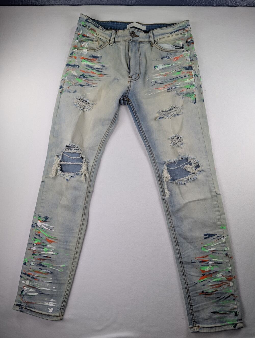 KDNK Mens 34 Distressed Paint Splatter Light Wash Y2K Jeans
